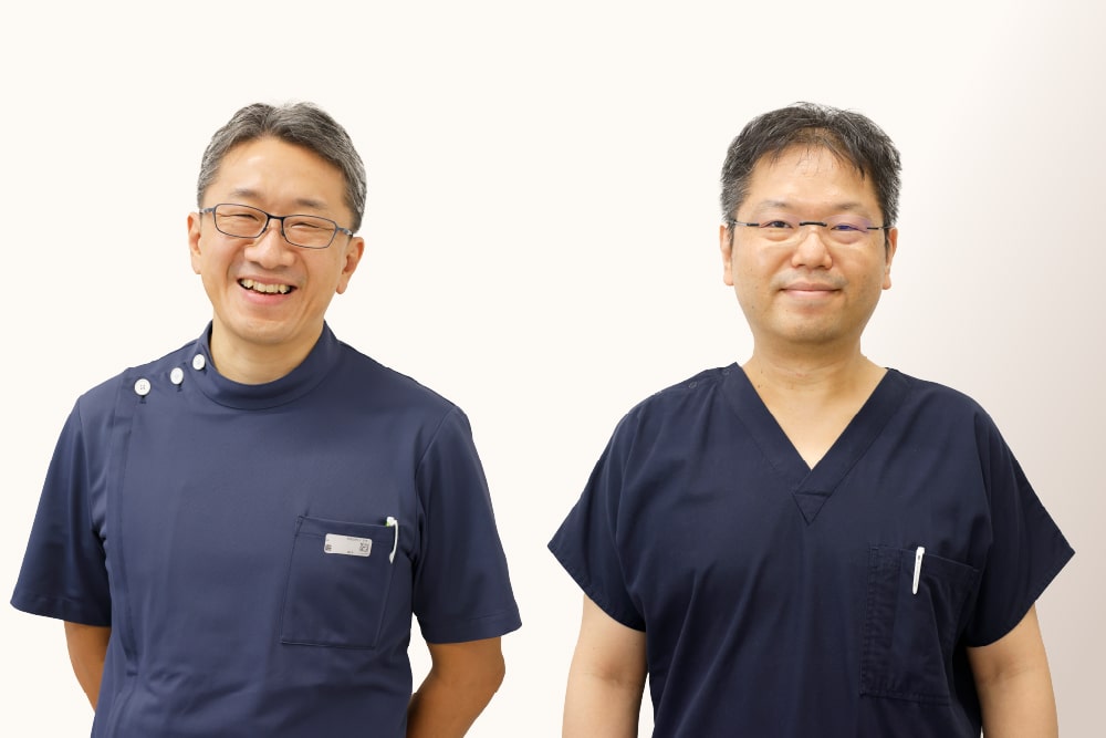 まちの形成外科・スキンケアクリニックでは常勤の形成外科専門医2名による診療を行います。